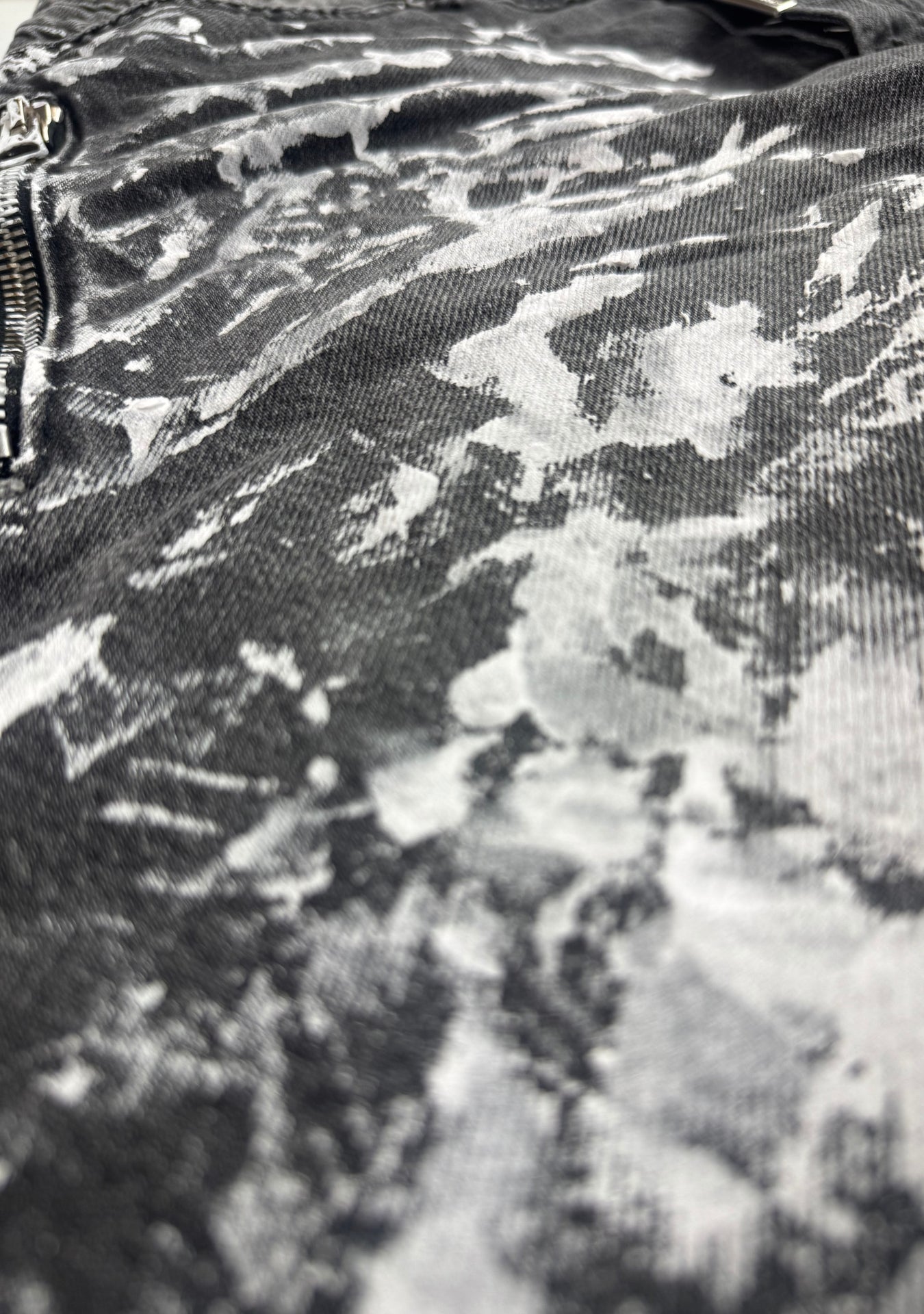 BLACK WASH PAINTING ZIP SHORTS