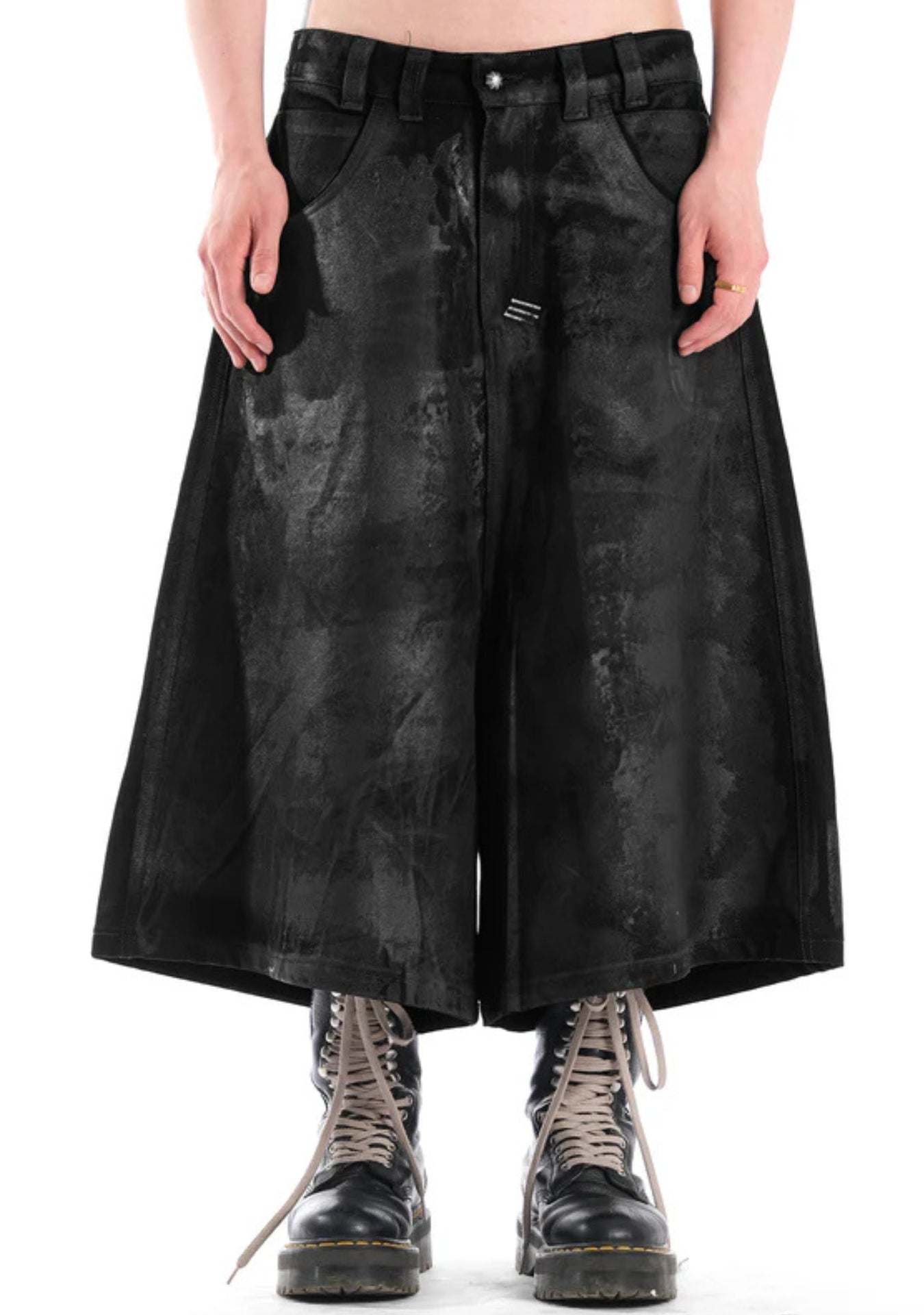 WIDE SHORT BLACK WAXED DENIM