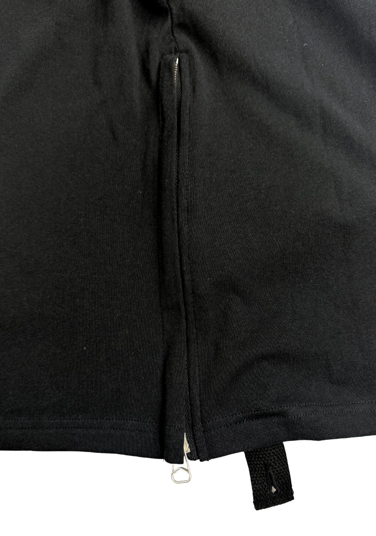 BLACK ZIPPED TEE