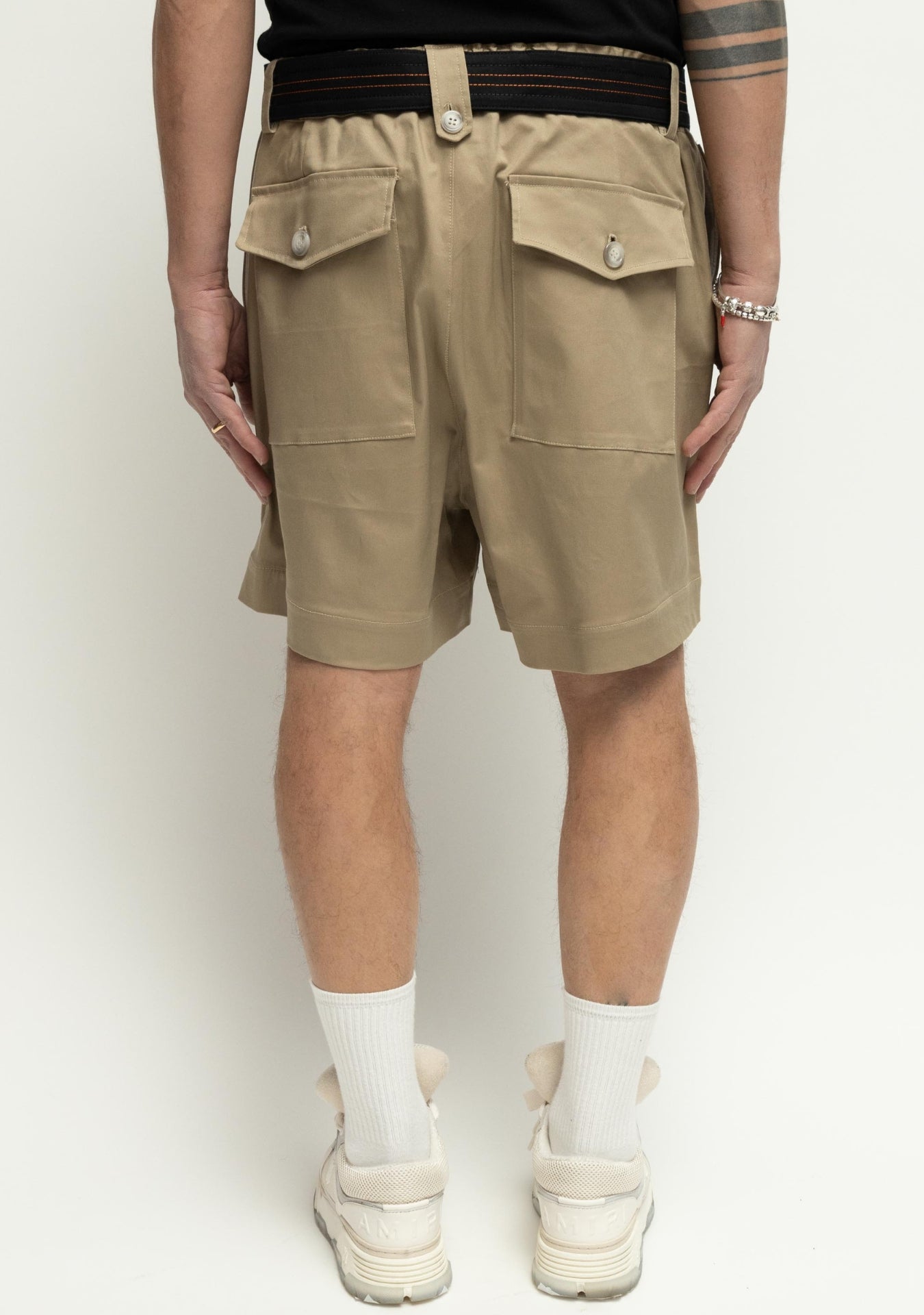 ARROW BELT BEIGE SHORTS